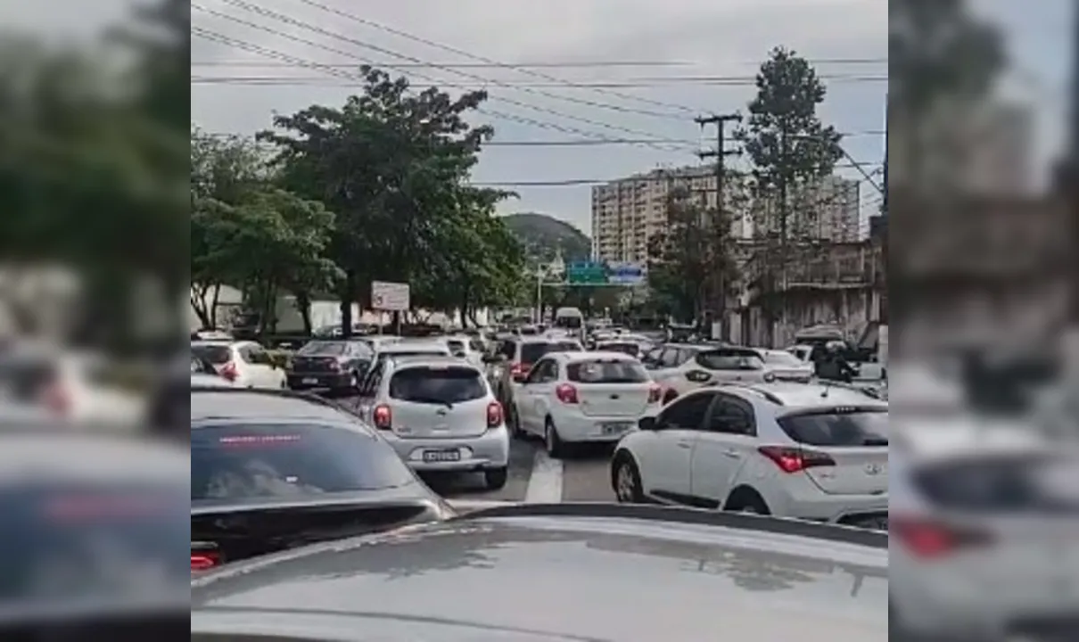 Avenida Jansen de Melo com trânsito congestionado causando reflexos no entorno