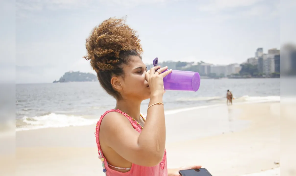 A estilista Júlia Ventura, de 21 anos, diz que tem o costume de curtir a praia de Icaraí