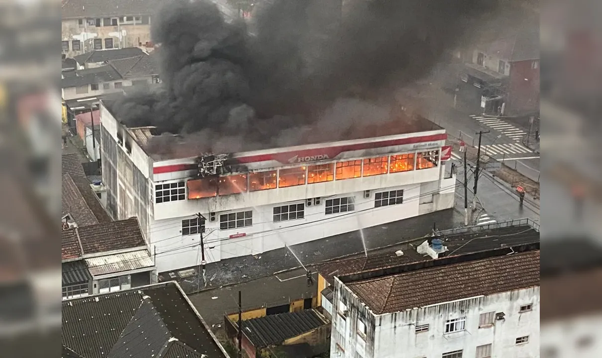 Um total de dez viaturas dos bombeiros foram deslocadas para combater o fogo, que já está extinto