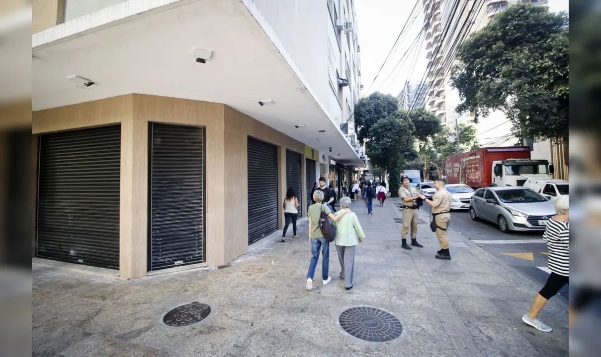 Farmácia fechada fica na esquina das ruas Paulo Gustavo e Álvares de Azevedo