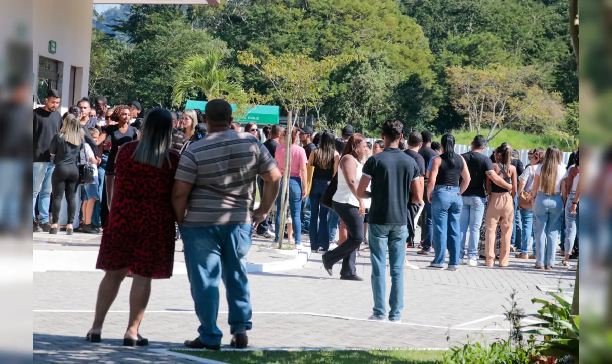 Amigos e parentes se despedem de Anna Caroline no Memorial Campo da Paz, em Niterói