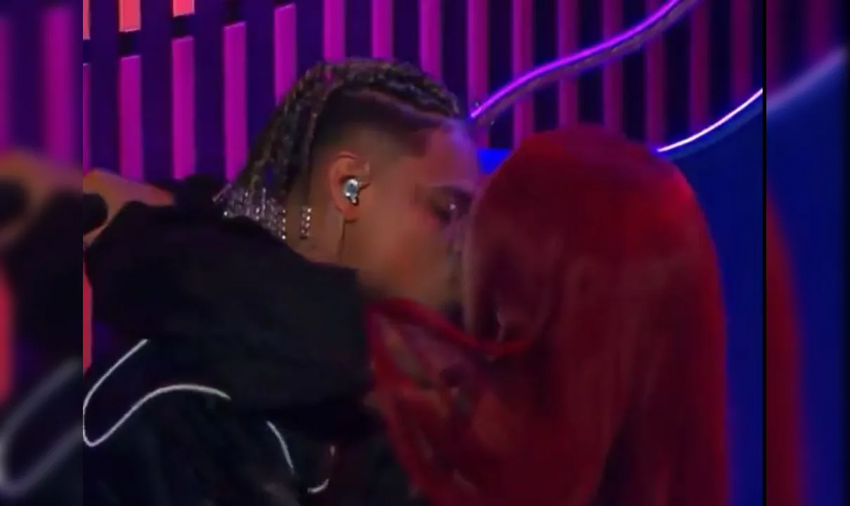 Fãs dos artistas foram agraciados com um beijo caloroso no final do musical