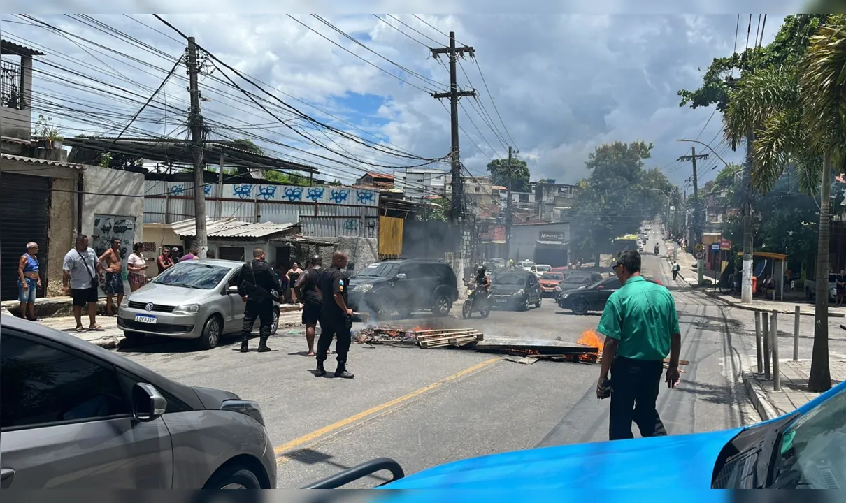 Policias militares estão no local para estabilizar a manifestação