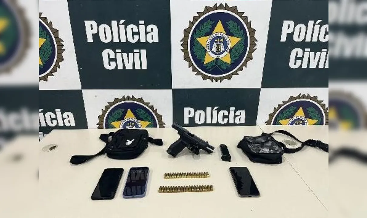 Com a dupla foi encontrada uma pistola, munições, carregadores e três celulares