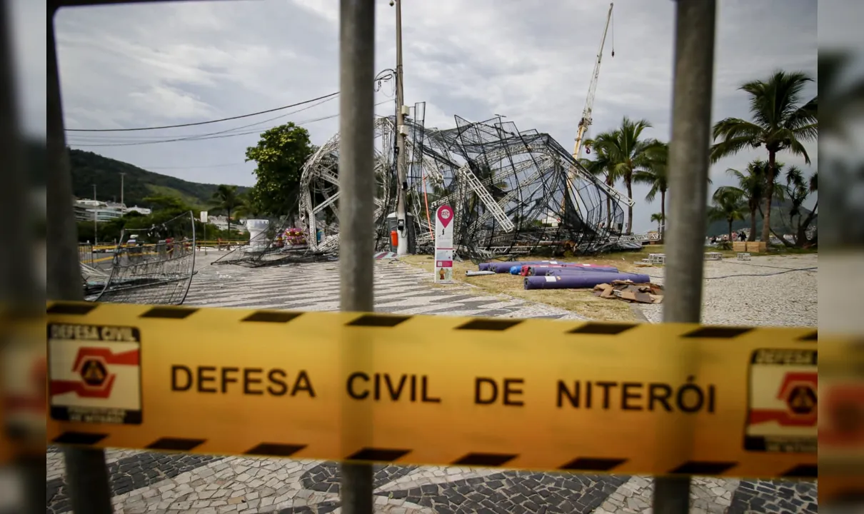 Equipes da Defesa Civil estão no local e isolaram a área