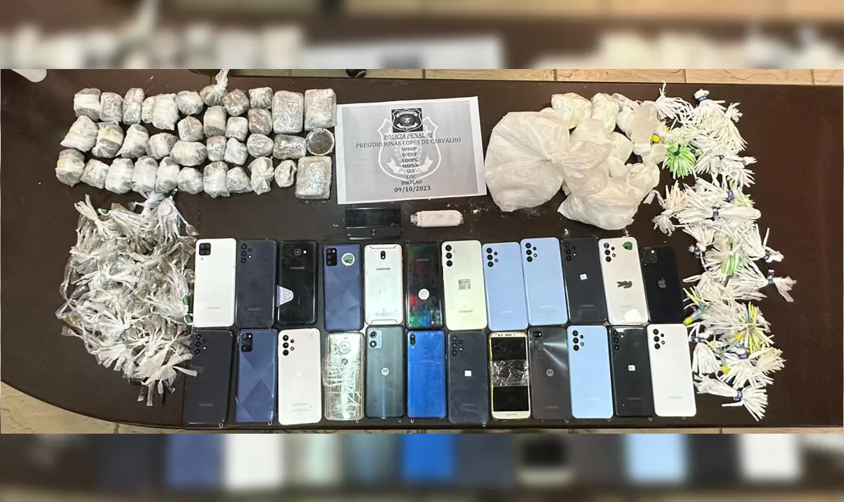 Inspetores de polícia penal apreenderam cerca de um quilo de material aparentemente entorpecente e 58 aparelhos celulares