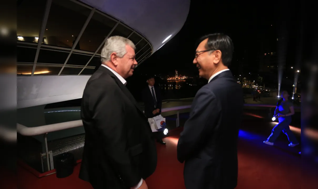 O prefeito Axel Grael e o embaixador da Coreia do Sul, Ki-Mo Lim