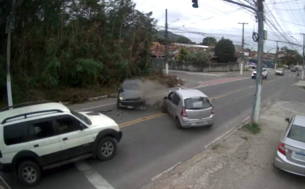 O acidente aconteceu na Avenida Ewerton da Costa Xavier, em Itaipu