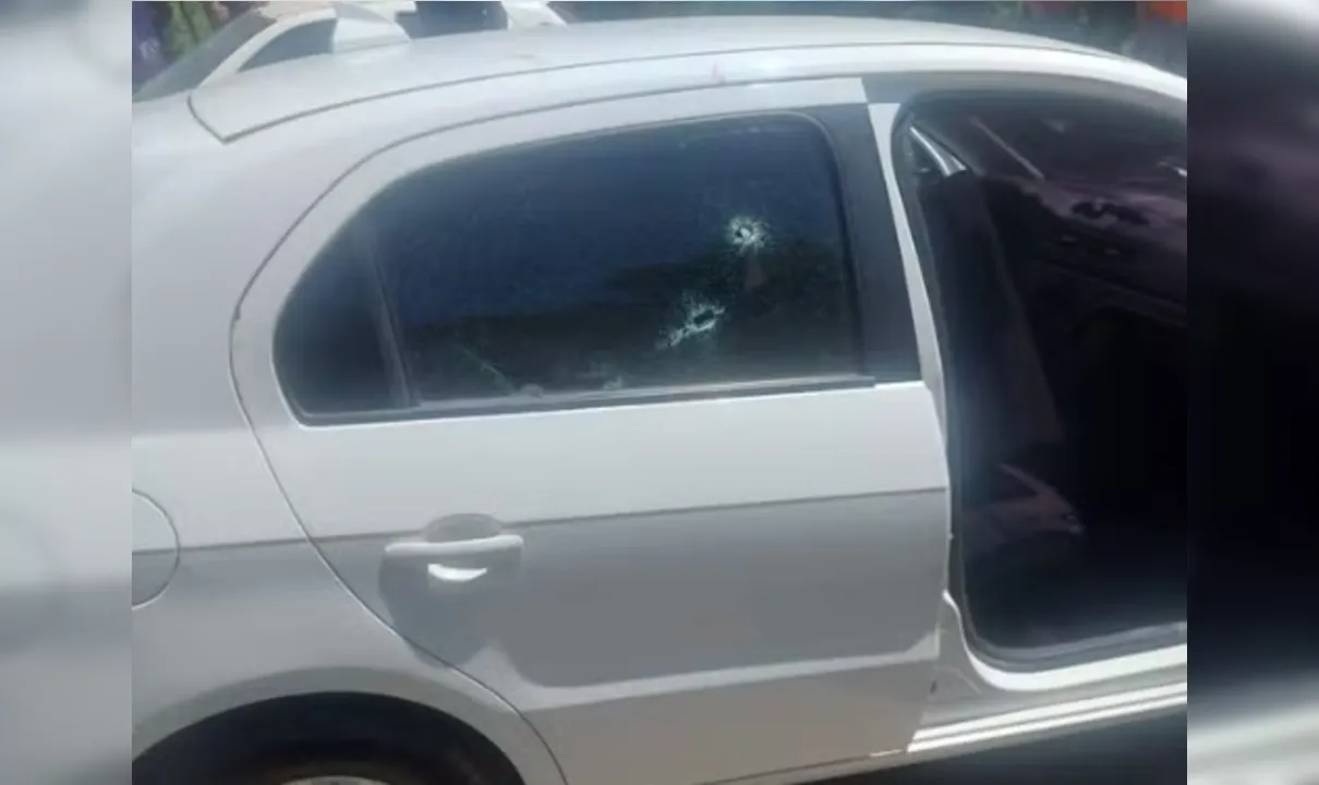 Carro atingido por disparos onde sucessor de Zinho foi morto