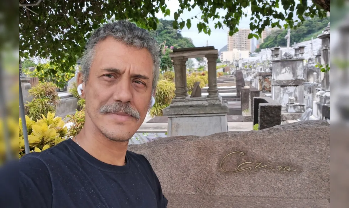 Paulo mostrou detalhes e avaliou os túmulos no Cemitério São João Batista