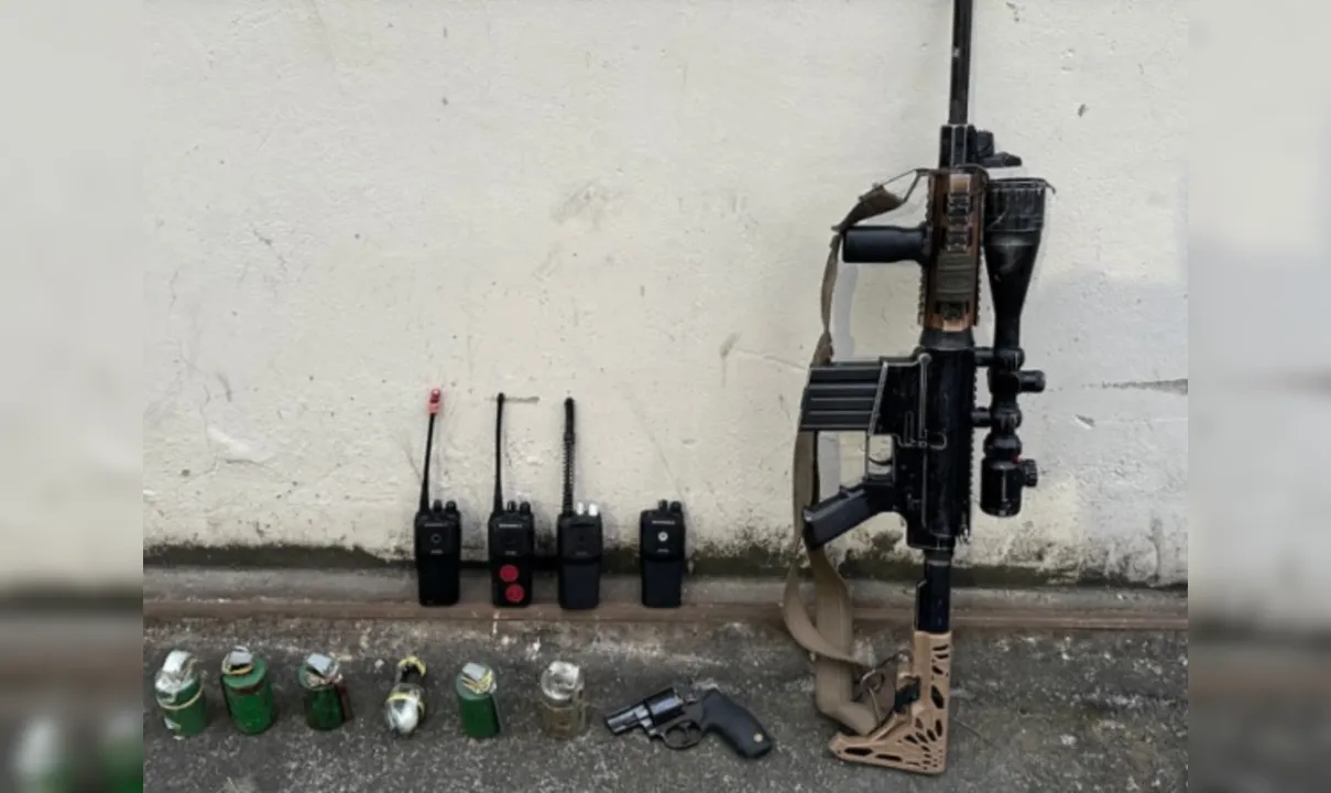 A Polícia Militar informou que foram apreendidos um fuzil, seis granadas e quatro rádios transmissores