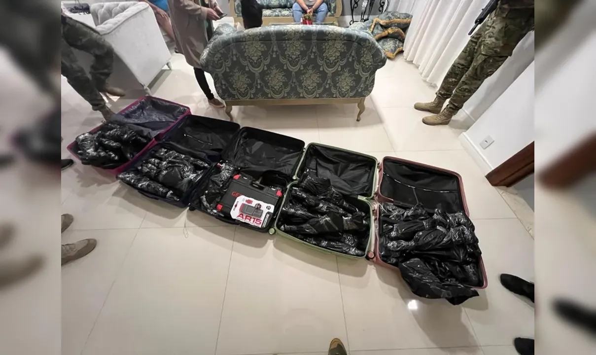 As armas foram encontradas em um guarda-roupas e malas