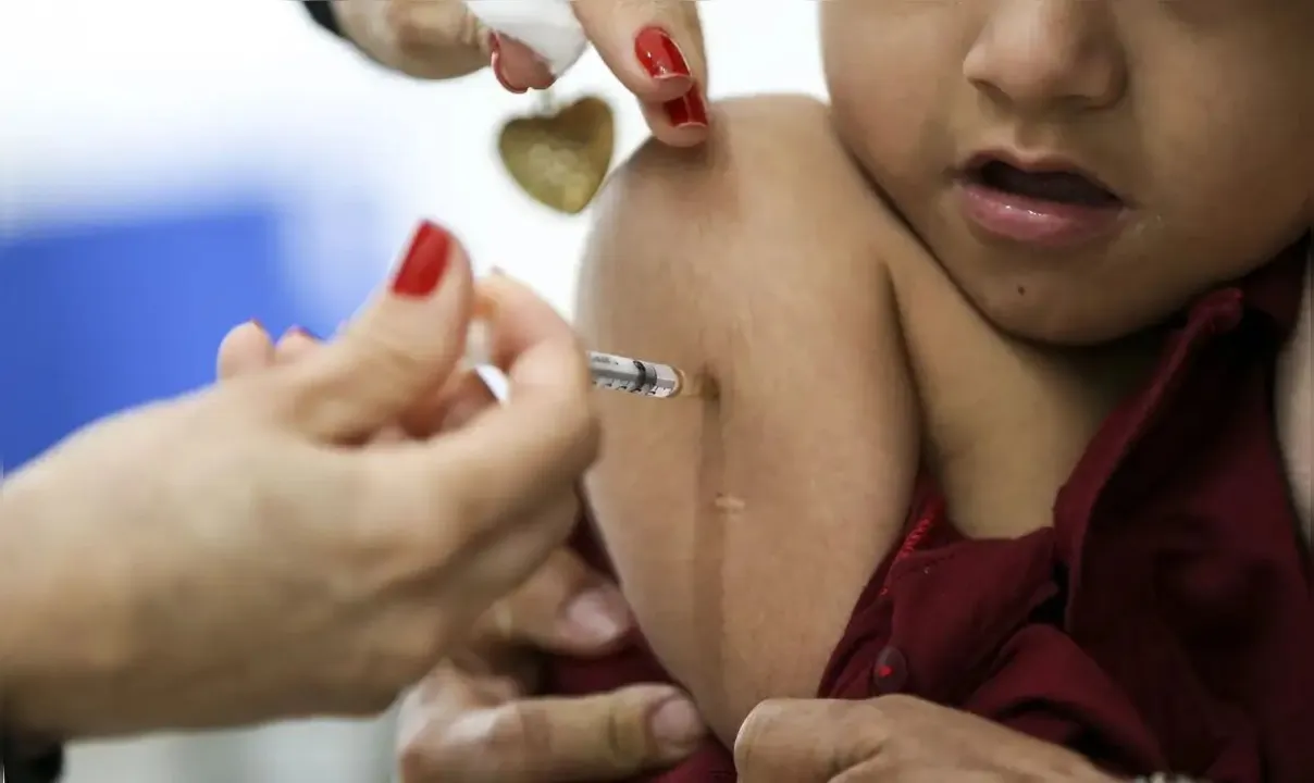 A vacina está disponível em todas as 238 clínicas da família e centros municipais de saúde da cidade