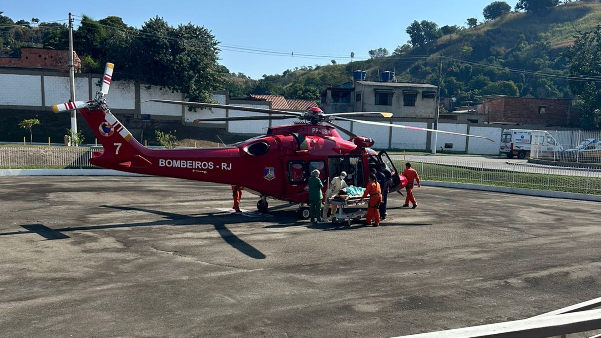 A transferência foi realizada de helicóptero, na tarde desta quarta-feira