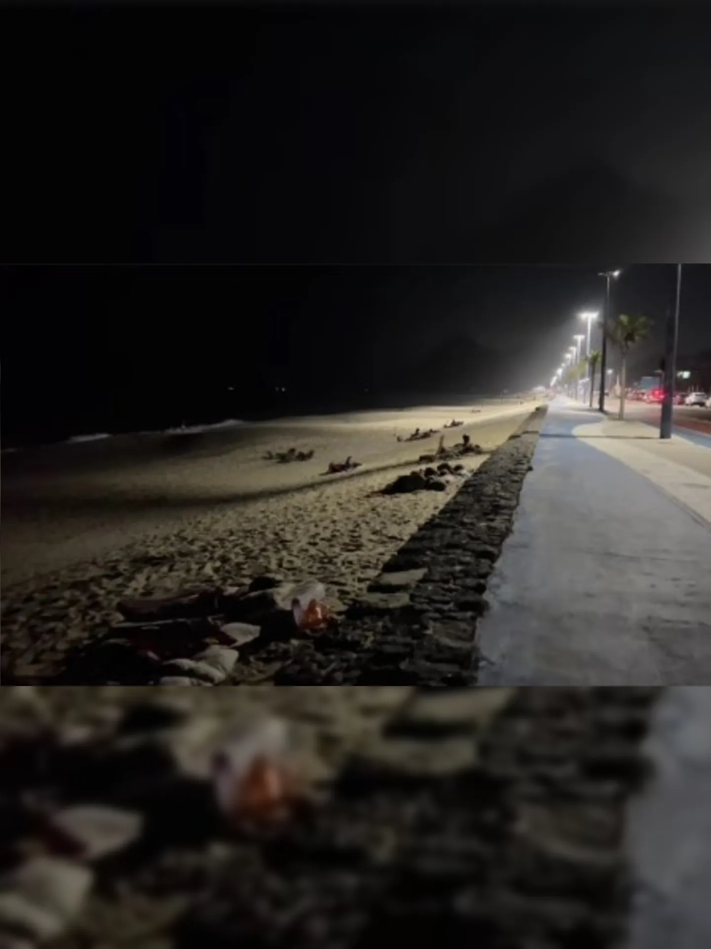 Cena de moradores deitados na areia durante a madrugada chamou atenção na orla de Itaipuaçu