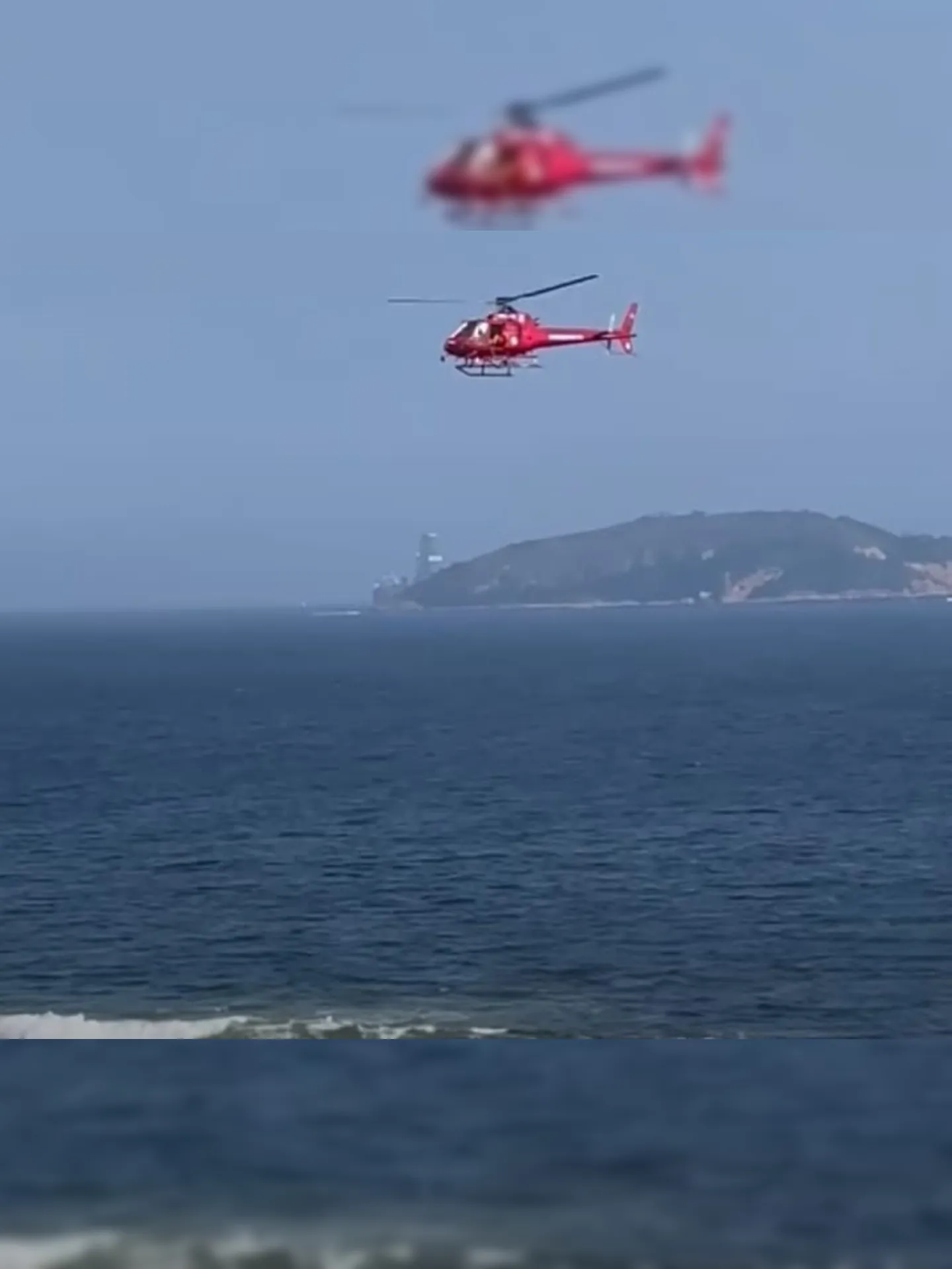 Homem foi retirado do mar com ajuda de jet-ski e helicóptero