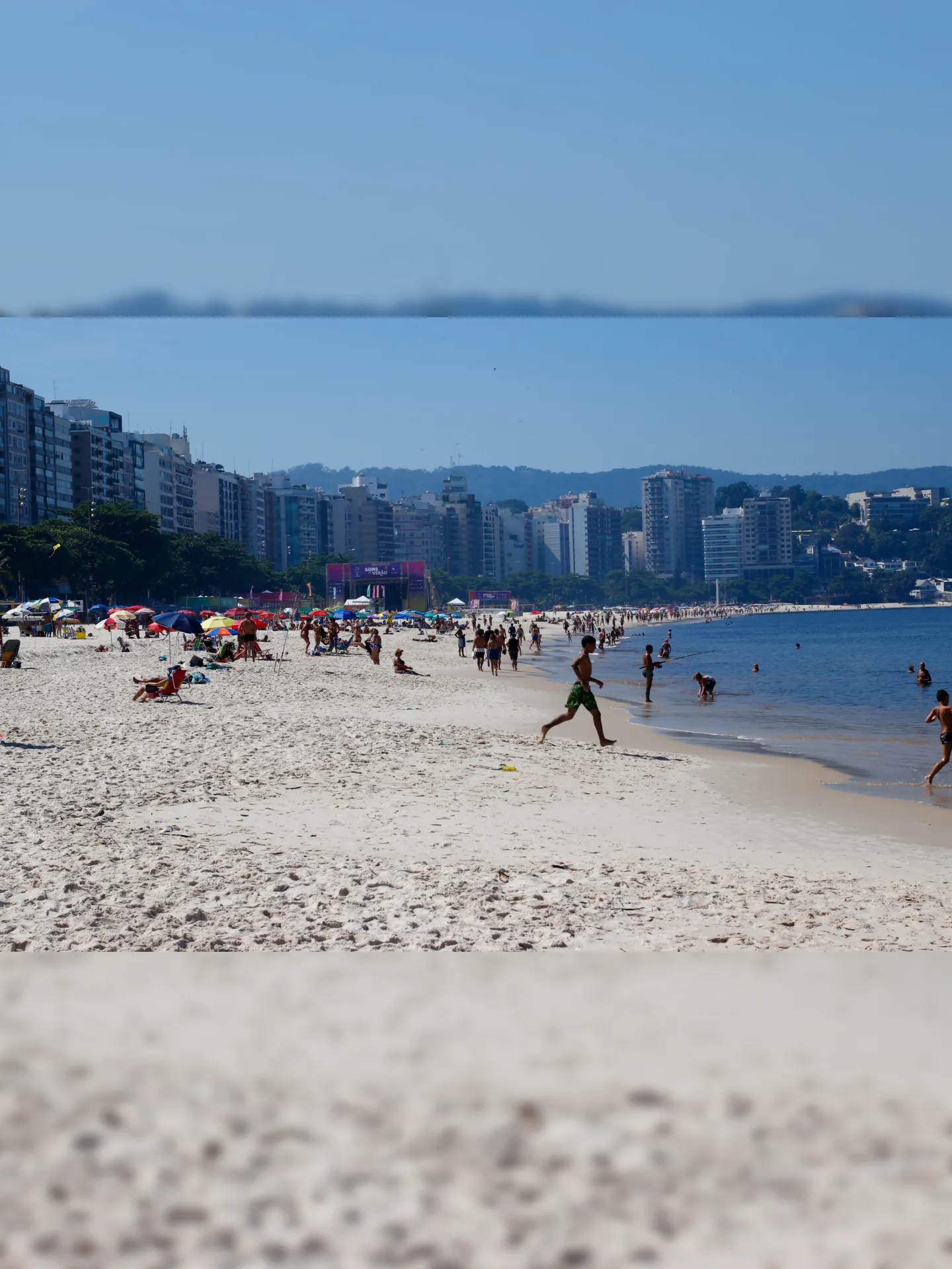 Novo decreto proíbe a comercialização de recipientes de vidro em praias cariocas.