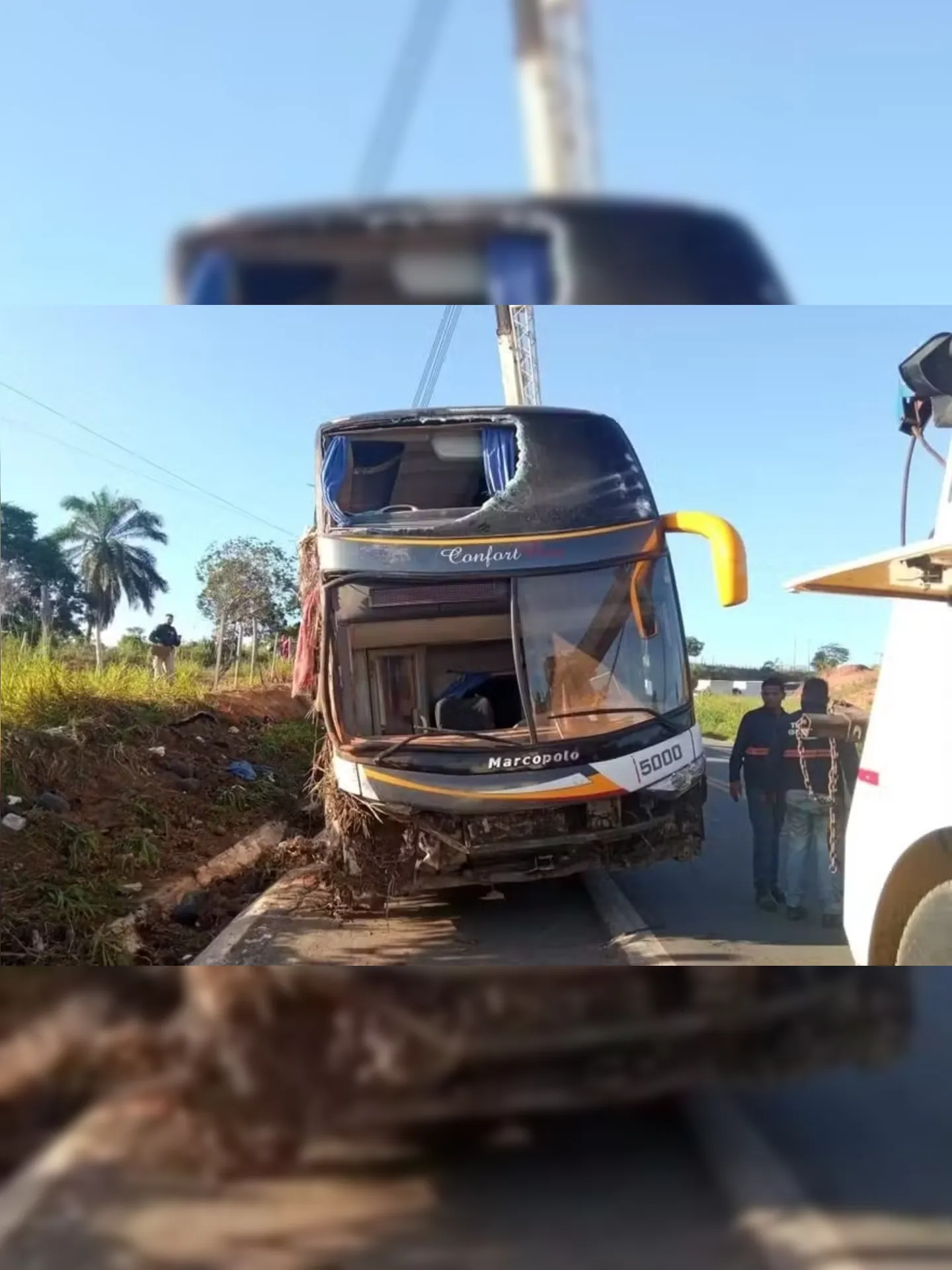O ônibus, que tinha capacidade para até 44 passageiros, ficou destruído
