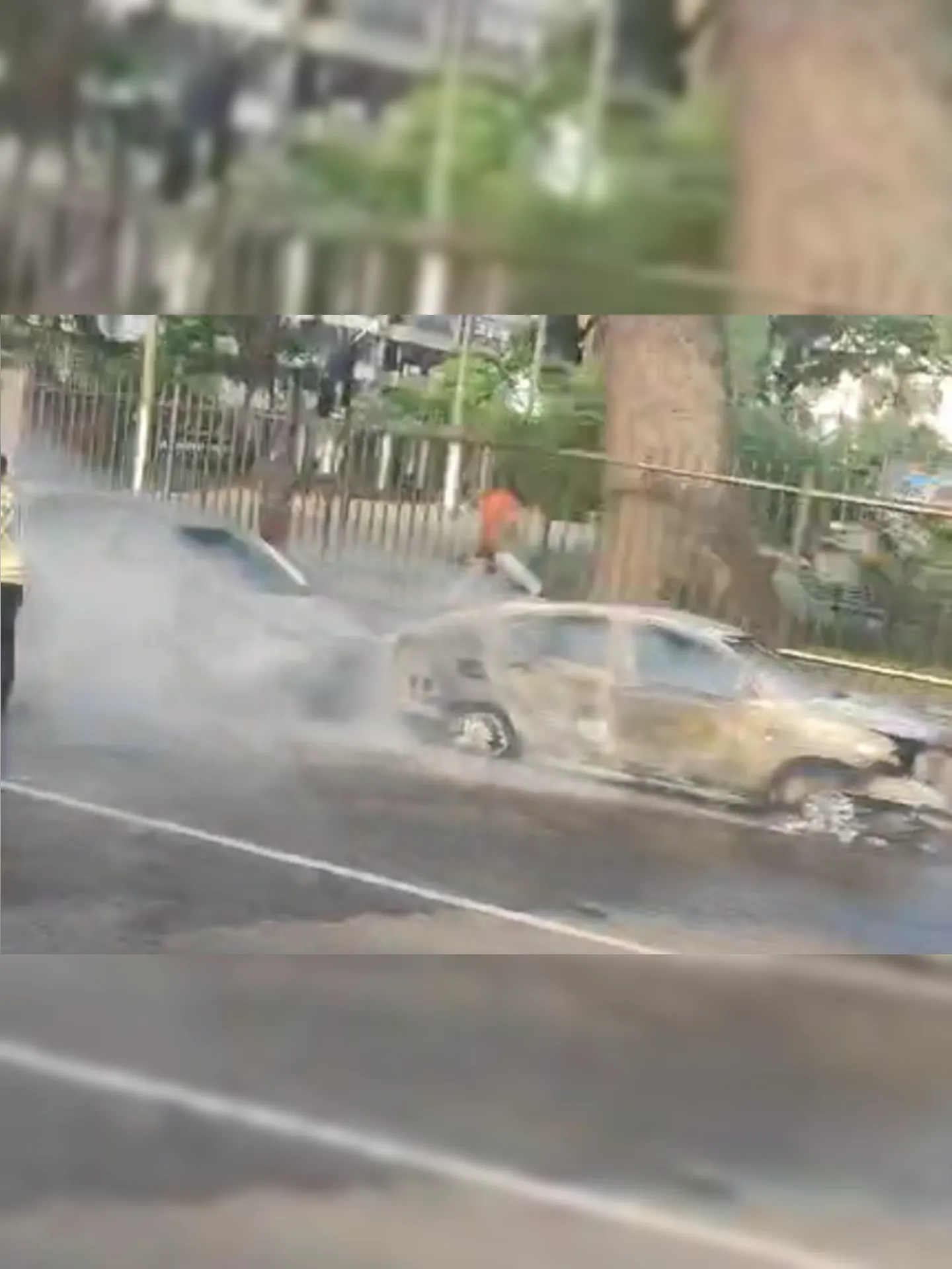 Três carros acabaram atingidos pelas chamas, sendo dois completamente destruídos