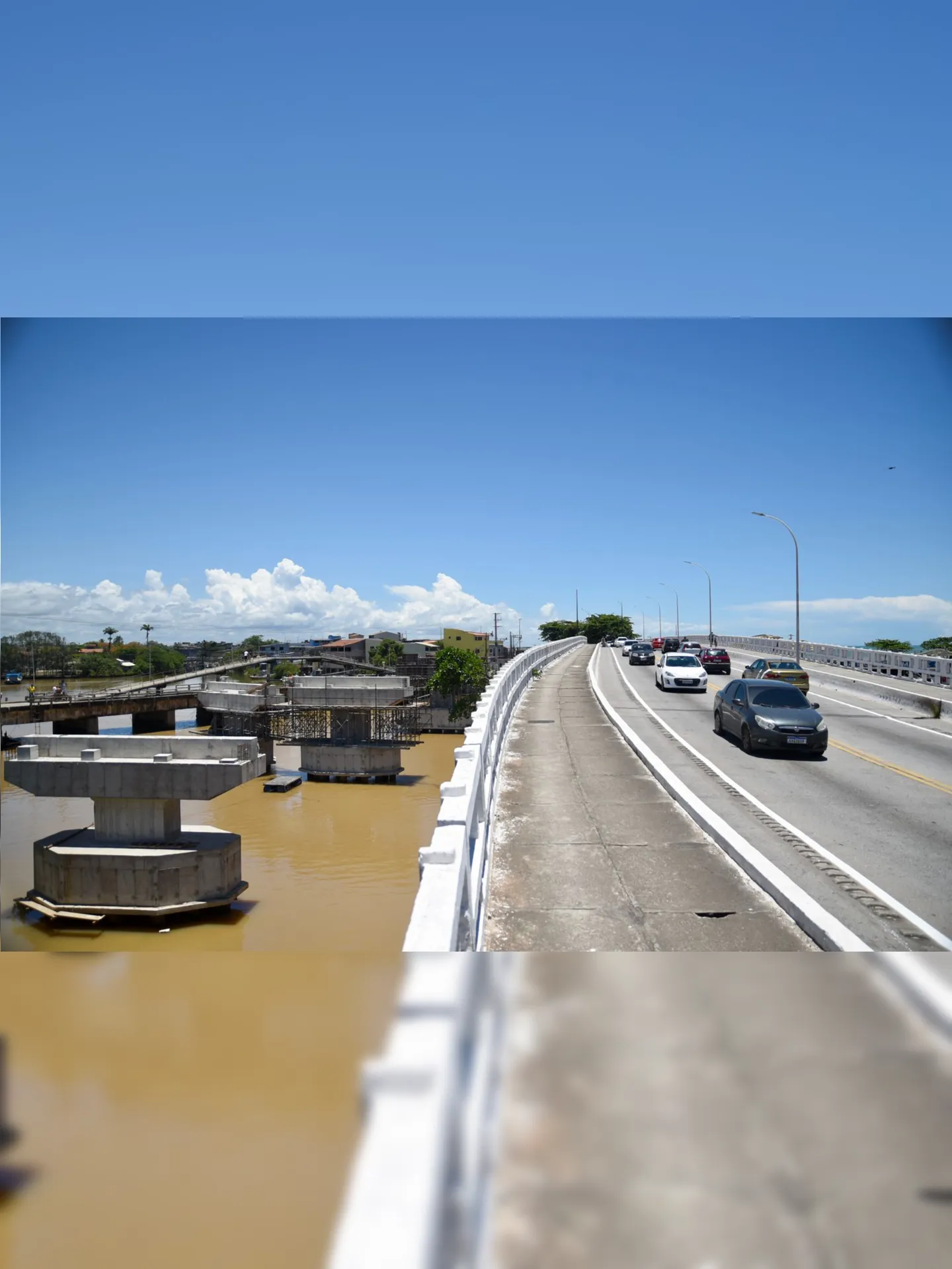 A ponte Ivan Mundim liga o Centro à Barra de Macaé