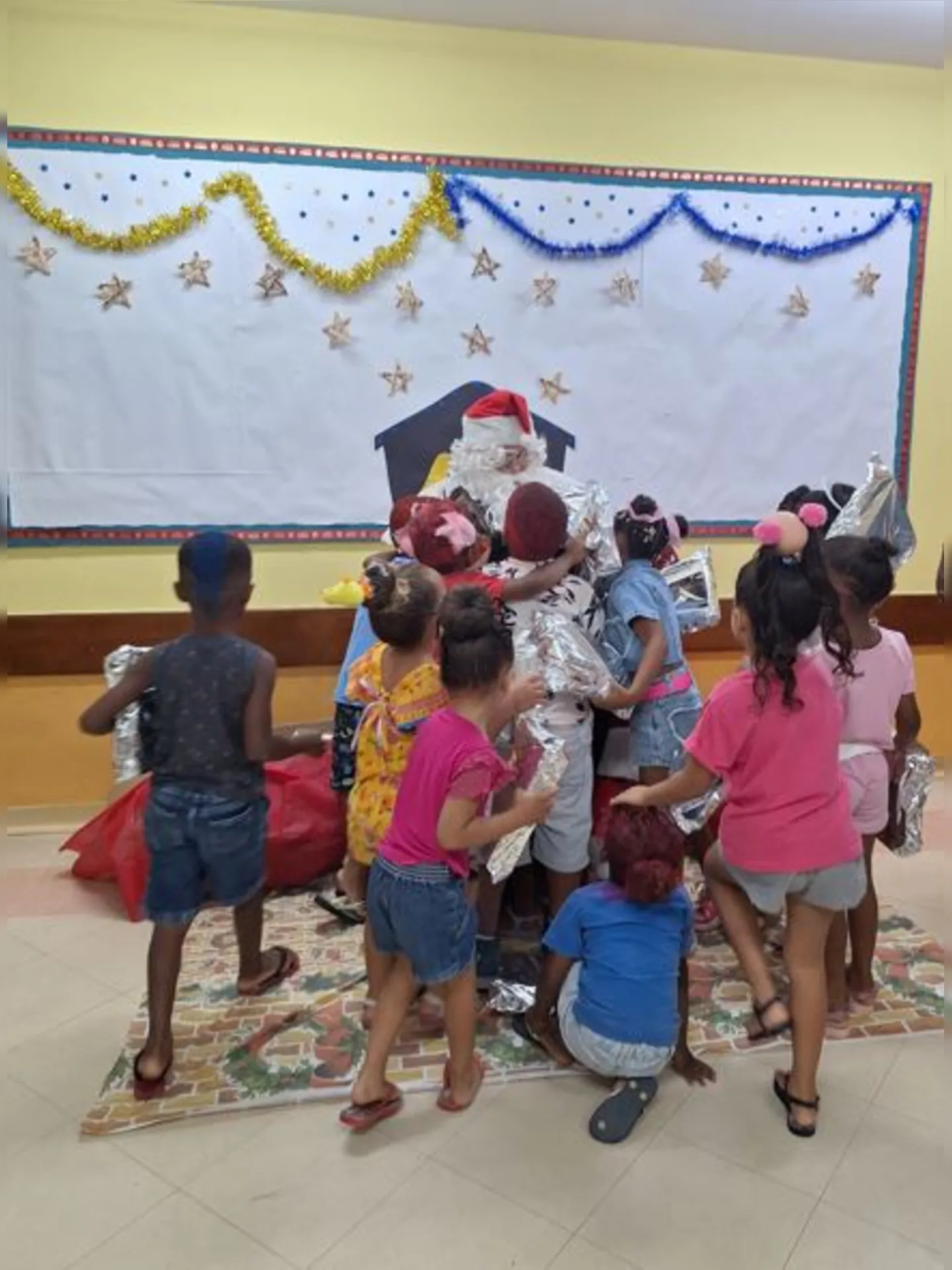 Mais de 130 crianças receberam presentes na Umei Nilo Neves, no Morro do Boa Vista