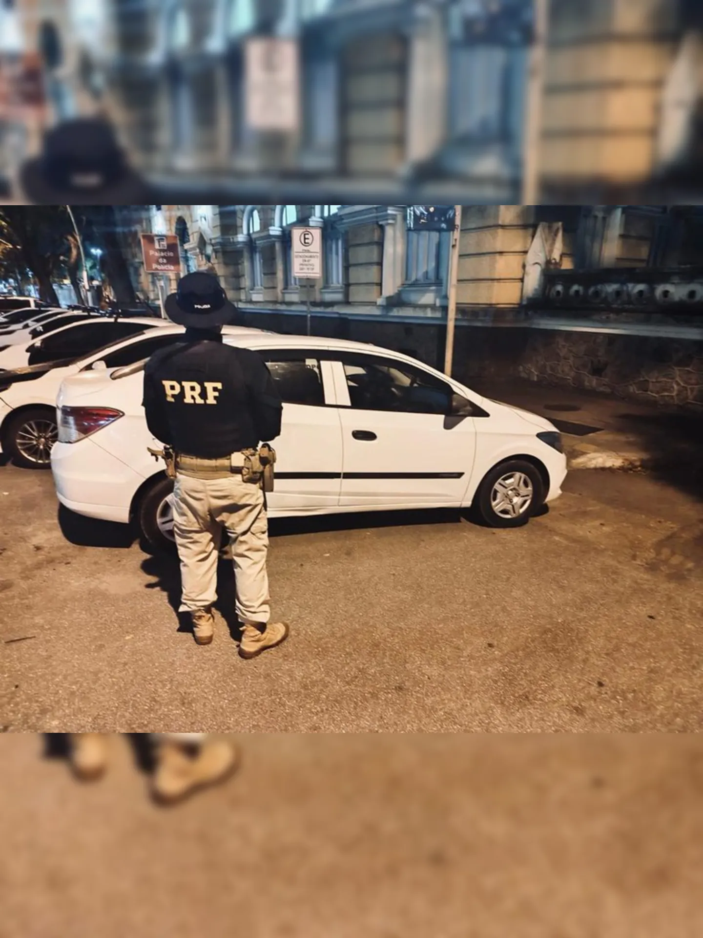 O carro e o motorista foram levados para a 76ª DP (Centro de Niterói), onde o caso foi registrado.