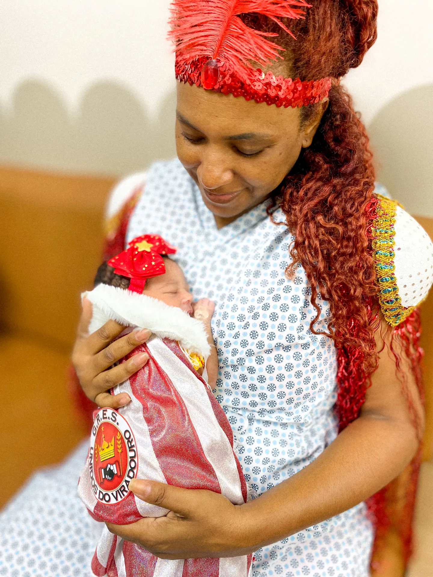 A bebê Júlia Pérola com a mãe Kissila da Silva Aquino homenageiam a escola niteroiense Unidos do Viradouro