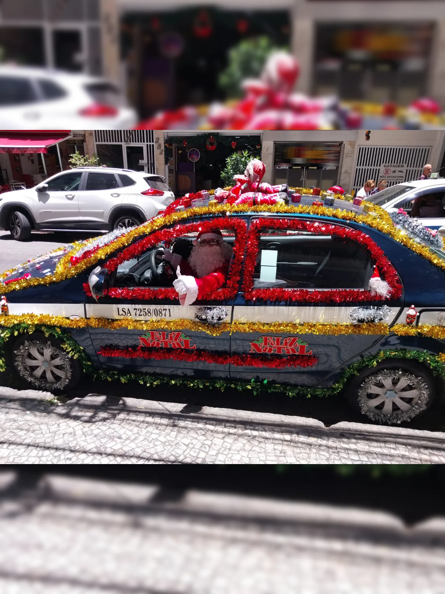 Taxista Rafael da Hora, de 37 anos, é famoso por se fantasiar de Papai Noel
