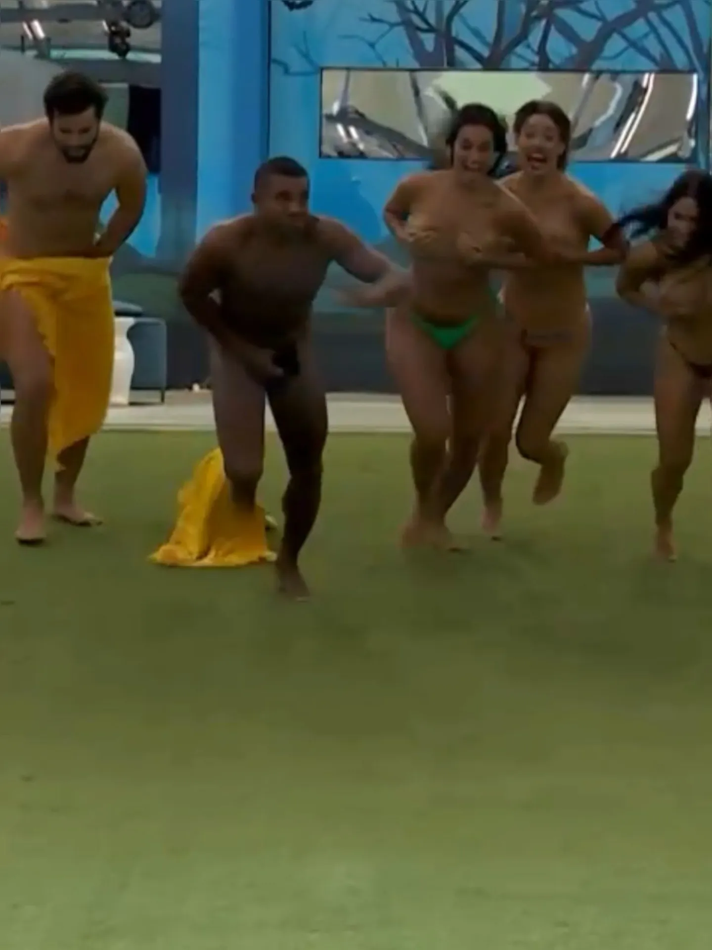 Participantes se jogam sem roupas na piscina do BBB 24