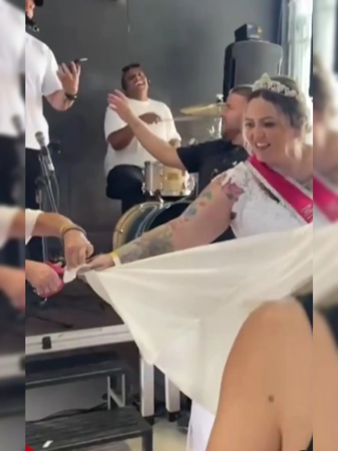 Mulher rasga seu vestido de noiva e realiza uma festa após término do casamento