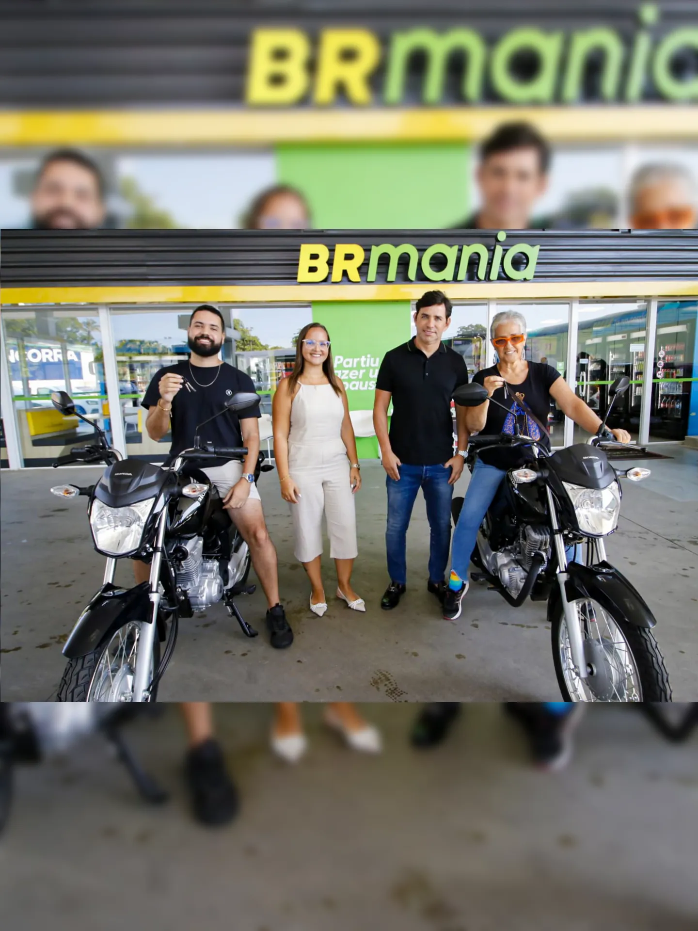 Ganhadores das motos do posto BR Imbassaí ao lado do empresário Marcelo Viana e chefe de administração da rede, Bárbara Nunes