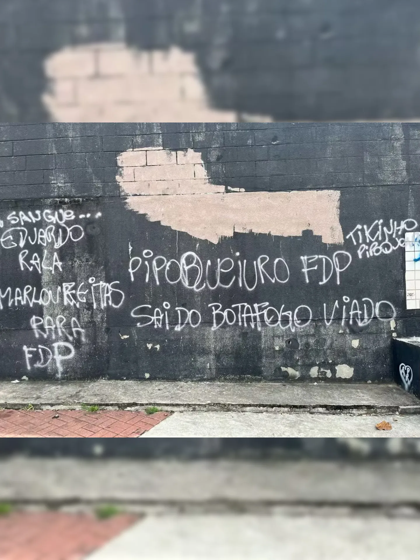 Muro do Nilton Santos amanheceu pichado em forma de protesto nesta sexta