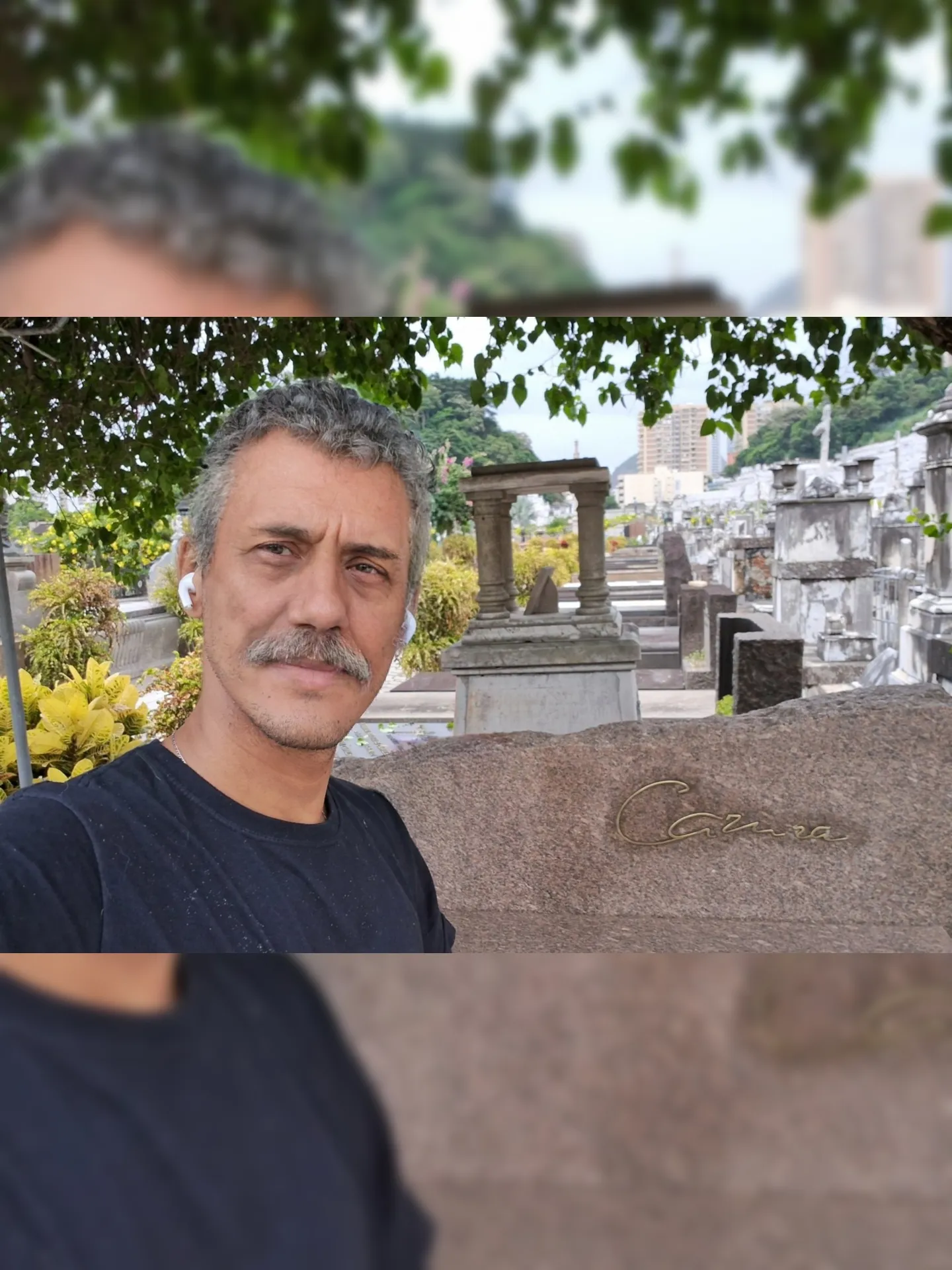 Paulo mostrou detalhes e avaliou os túmulos no Cemitério São João Batista