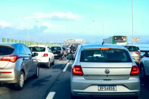 Imagem ilustrativa da imagem Colisão entre carro e carreta congestiona Ponte Rio-Niterói