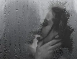 Imagem ilustrativa da imagem Quem será? Anitta posta foto no chuveiro com rapaz e agita web