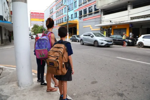 Pais pedem sinalização na rua, indicando que ali é uma área escolar