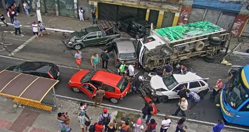 Segundo informações, um caminhão perdeu o controle e colidiu com os veículos