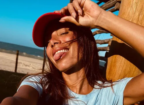 Imagem ilustrativa da imagem Anitta retira megahair e mostra como é o seu cabelo natural