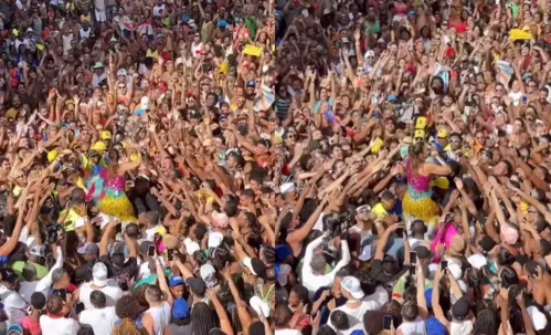 Ivete Sangalo cantou no meio da galera no Carnaval de Salvador