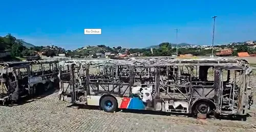 Inédito: 35 ônibus foram incendiados por criminosos na Zona Oeste