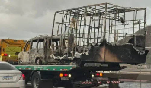 Carro e motorhome ficaram destruídos após o incêndio