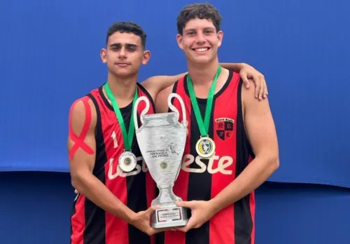 Os dois são titulares da equipe juvenil de handebol de praia do Niteroi Rugby