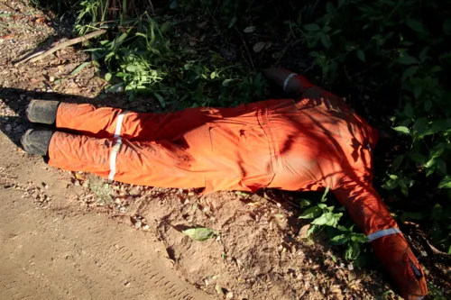 Boneco assustou moradores da região após aparição surpresa