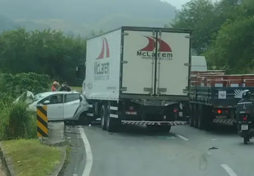 O trânsito na rodovia ficou completamente interditado