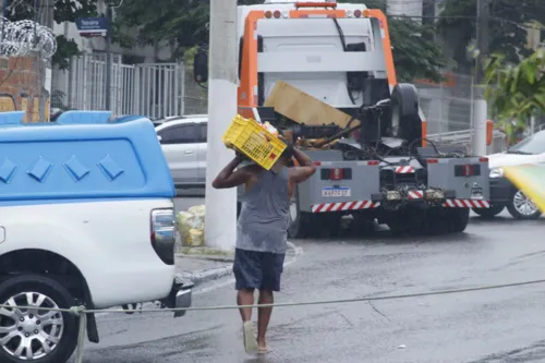 Com o impacto da batida, parte do frigorífico do caminhão ficou destruído