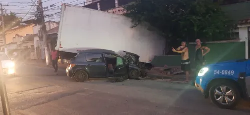 O Corpo de Bombeiros foi acionado e segue no local