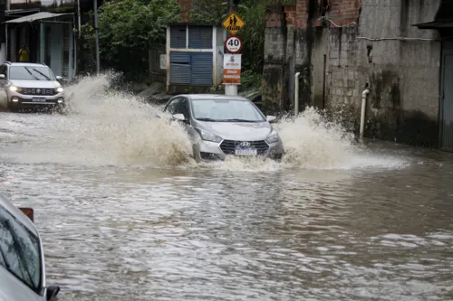 Veículo passa pelo local em meio a água: mar