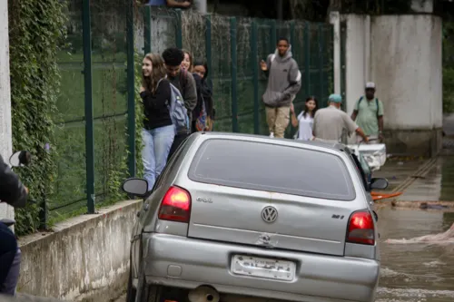 Estudantes escalam grade para chegarem ao portão