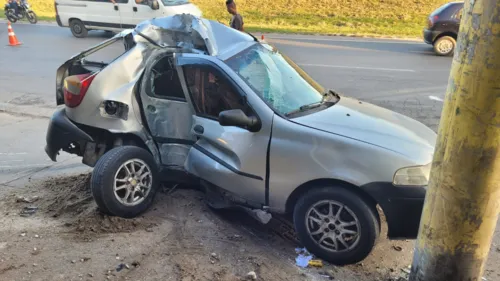 Parte traseira do carro ficou completamente destruída