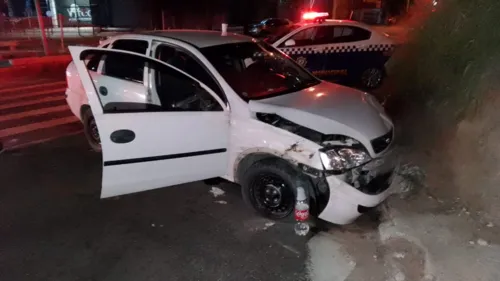 Um dos carros ficou com a frente destruída